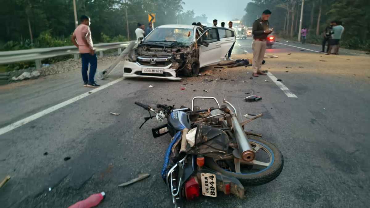 CG ACCIDENT : नेशनल हाईवे पर कार और दो बाइक में भिड़ंत, तीन लोगों की हालत गंभीर