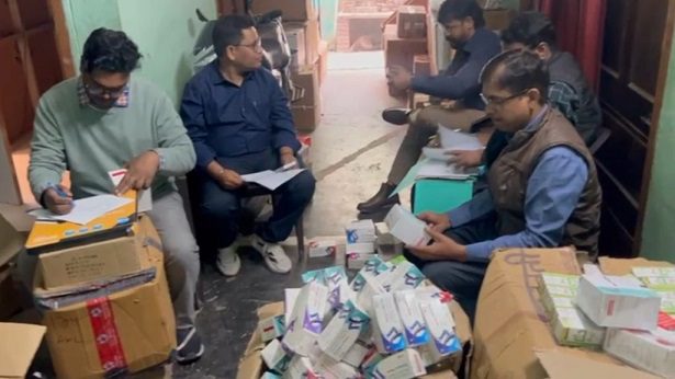 छत्तीसगढ़ : दवा का अवैध गोदाम, कोराबारी के घर से 50 लाख की दवाइयां जब्त…
