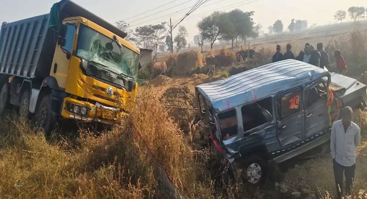 CG Accident: बलौदाबाजार में भीषण सड़क हादसा, खड़ी क्रूजर को हाईवा ने मारी टक्कर; 2 की मौत, 6 घायल