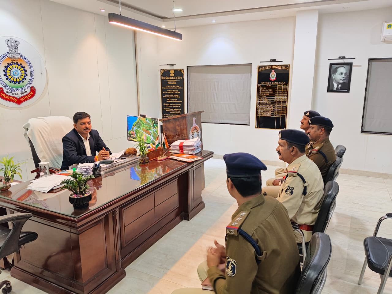 बेमेतरा में नवपदस्थ निरीक्षक व उप निरीक्षकों ने एसएसपी रामकृष्ण साहू से की सौजन्य भेंट