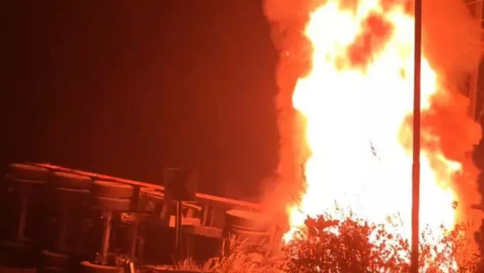 बिजली खंभे से टकराई ट्रेलर गाड़ी, जलकर खाक…