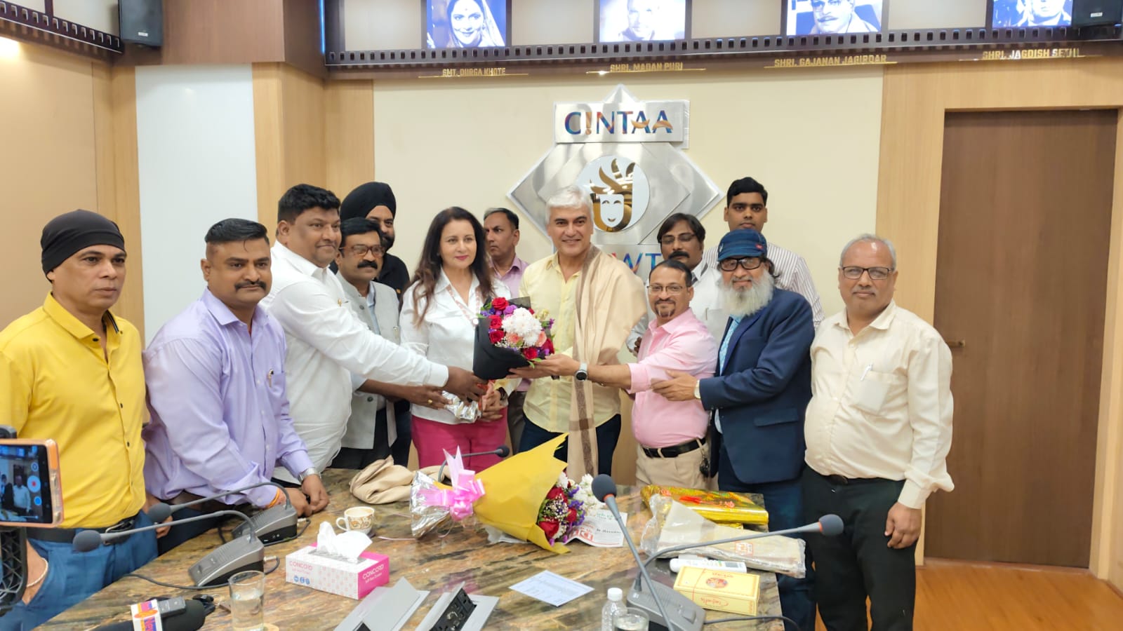 पूनम ढिल्लों के साथ मीडिया और कलाकारों का सशक्त मिलन