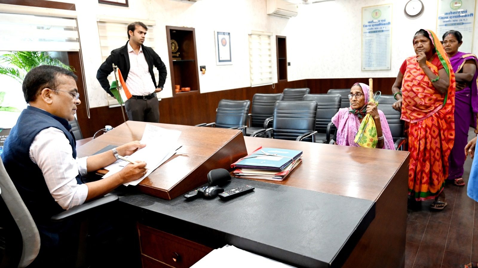 कलेक्टर श्री महोबे ने जनदर्शन में ग्रामीण एवं शहरी क्षेत्रों से पहुंचे आवेदकों की सुनी मांग एवं समस्याएं