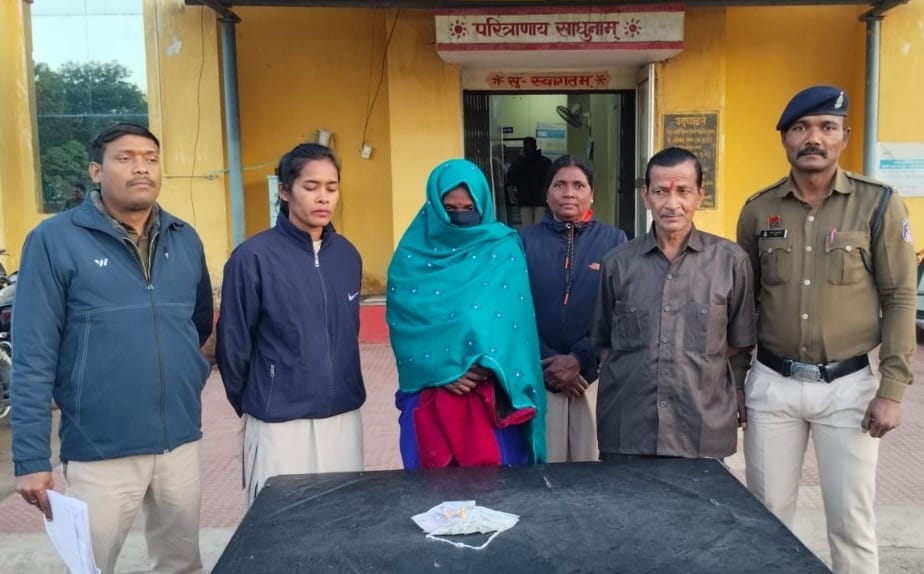 घरेलू महिला निकली मकान में लगातार हो रही चोरी की आरोपी, पुलिस ने किया खुलासा, जेवर खरीदने वाला भी गिरफ्तार