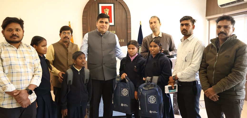 दिव्यांग बच्चों को डिजिटल व समावेशी शिक्षा से जोड़ने की पहल कलेक्टर कुणाल दुदावत ने वितरित की एजुकेशनल किट