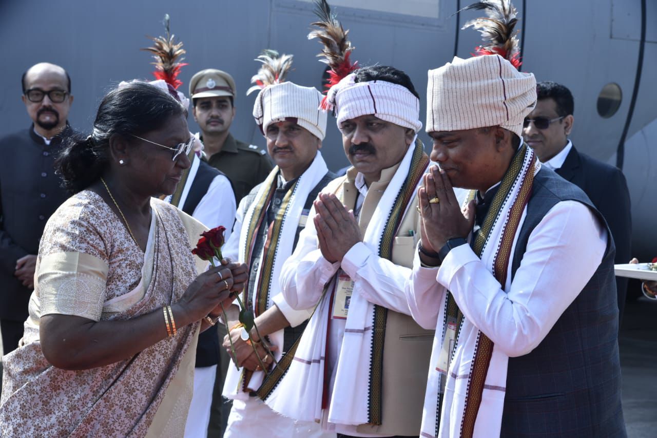 राष्ट्रपति द्रौपदी मुर्मू का जगदलपुर के मां दंतेश्वरी एयरपोर्ट में आत्मीय स्वागत