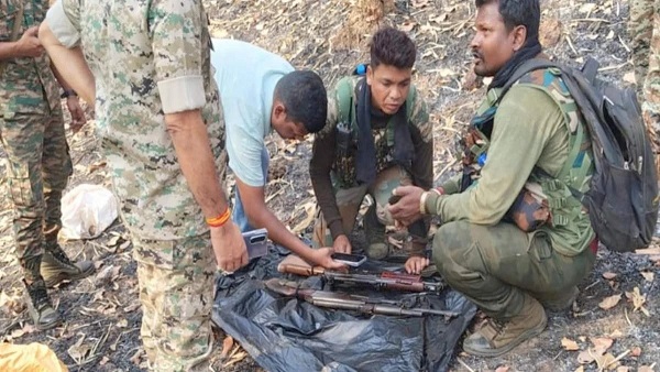 जंगल में मिला हथियारों का जखीरा, AK-47, इंसास रायफल समेत अन्य सामान बरामद…