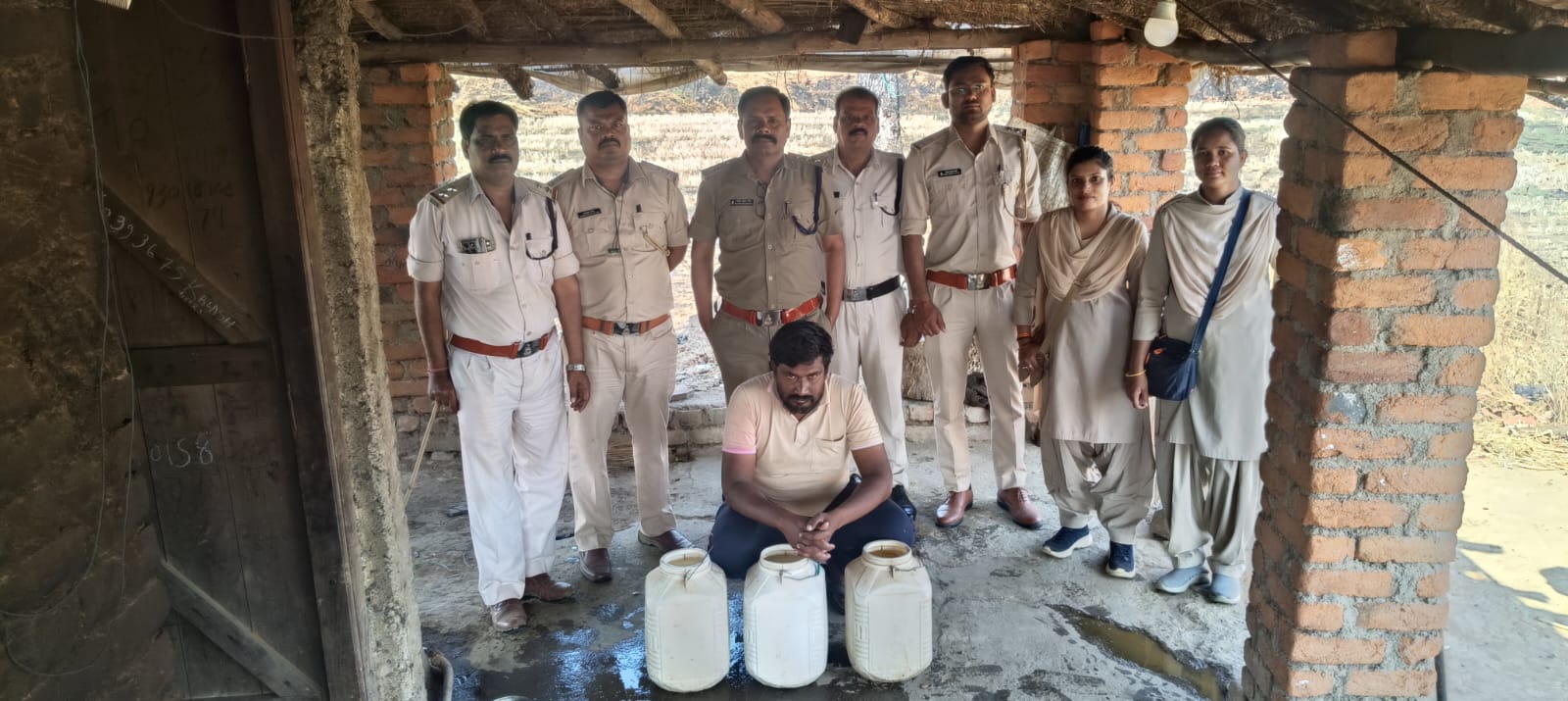 आबकारी विभाग की कार्रवाई, 81 हजार रुपए के महुआ शराब एवं लाहन जब्त