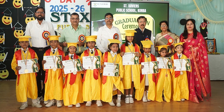 भव्य ग्रेजुएशन सेरेमनी