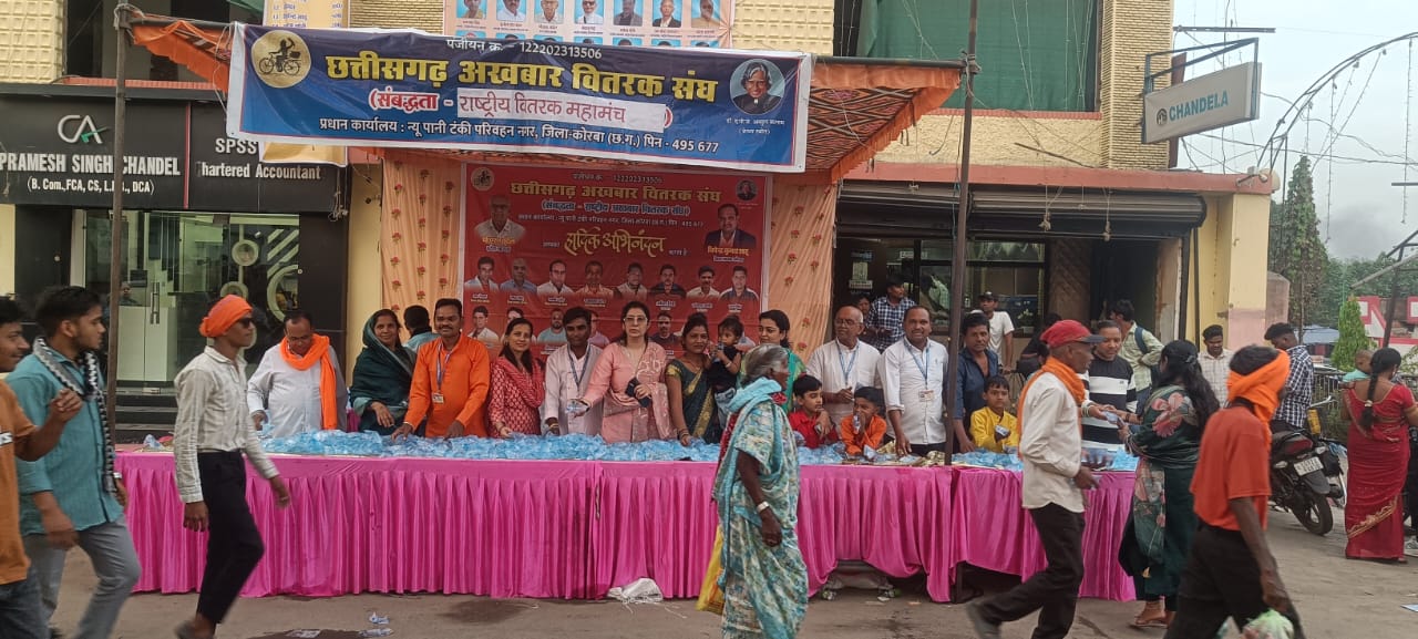 हिंदू नव वर्ष की भव्य शौर्य यात्रा में अखबार वितरक संघ के परिवार द्वारा लगाया गया सेवा स्टॉल, श्रद्धालुओं को मिला जल सेवा का लाभ