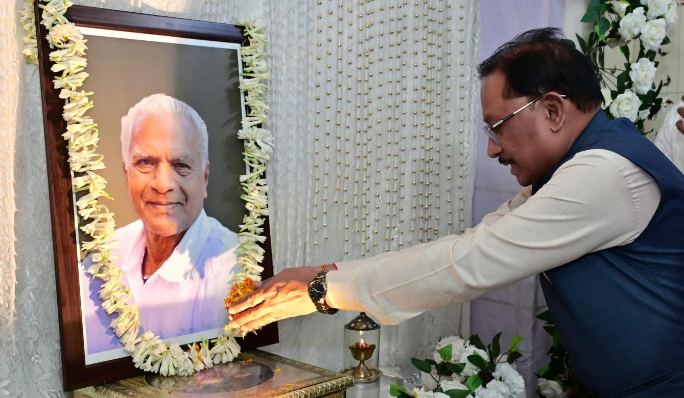 मुख्यमंत्री विष्णुदेव साय ने लोकतंत्र सेनानी स्वर्गीय महावीर प्रसाद जैन को दी श्रद्धांजलि