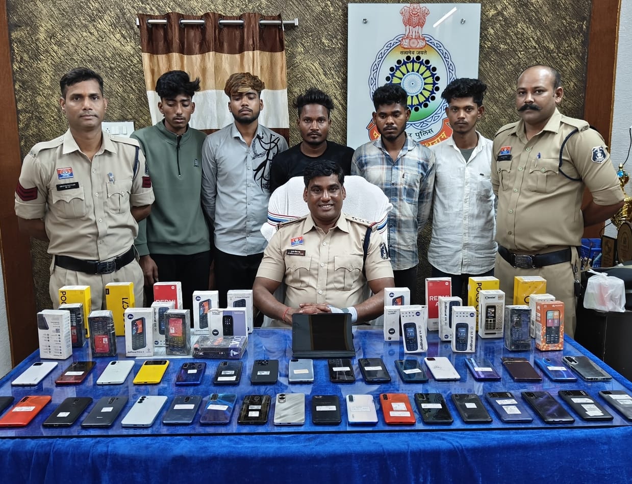 Raigarh Crime : मोबाइल दुकान चोरी से बैंक लूट की साजिश तक का बड़ा खुलासा, 6 आरोपी गिरफ्तार, 26 लाख से अधिक की संपत्ति बरामद