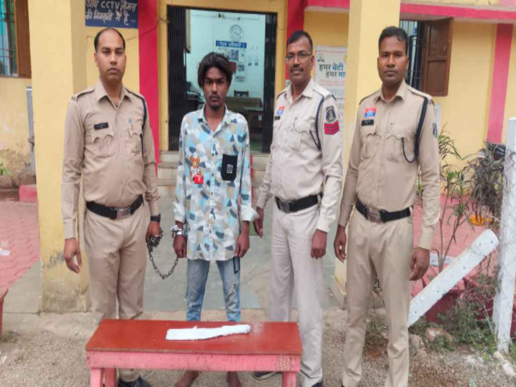 युवक गिरफ्तार: धारदार हथियार लहराकर राहगीरों को डराने का मामला
