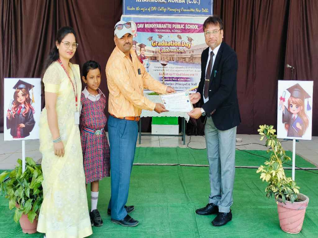 DAV SCHOOL खरमोरा में परिणाम वितरण एवं ग्रेजुएशन डे उत्साहपूर्वक आयोजित